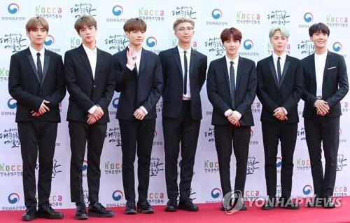 그룹 방탄소년단이 지난 10월 24일 오후 서울 송파구 올림픽공원에서 열린 2018 대한민국 대중문화예술상 레드카펫 행사에서 포즈를 취하고 있다.    연합뉴스